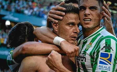 Bartra celebra con rabia el gol de Joaquín en el tiempo añadido. Bartra celebra con rabia el gol de Joaquín en el tiempo añadido.