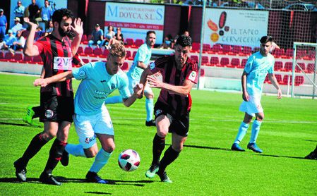 El albiceleste Panadero, sin suerte en el José Juan Romero, defendido por los mineros Juanma y Cristian. El albiceleste Panadero, sin suerte en el José Juan Romero, defendido por los mineros Juanma y Cristian.