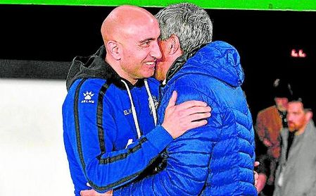 Abelardo saluda a Setién, antes de un Betis-Alavés. Abelardo saluda a Setién, antes de un Betis-Alavés.