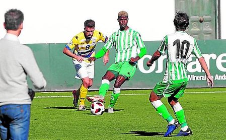 Paul Akouokou, que se lesionó el domingo, da un pase ante el Coria. Paul Akouokou, que se lesionó el domingo, da un pase ante el Coria.
