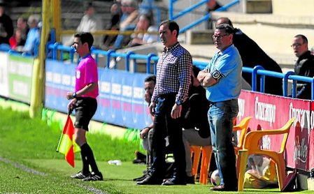 Manolo Zúñiga, entrenador del Coria, atento a las evoluciones de sus futbolistas. Manolo Zúñiga, entrenador del Coria, atento a las evoluciones de sus futbolistas.