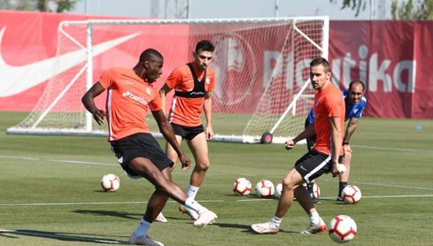 Imagen del entrenamiento del Sevilla FC. Imagen del entrenamiento del Sevilla FC.