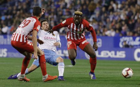 Yan Eteki disputando un balón con la camiseta del Almería Yan Eteki disputando un balón con la camiseta del Almería