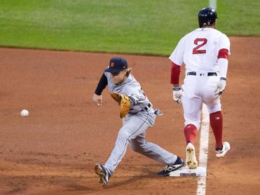 4-3. Bogaerts pega doble y detiene la marcha de los Astros 4-3. Bogaerts pega doble y detiene la marcha de los Astros