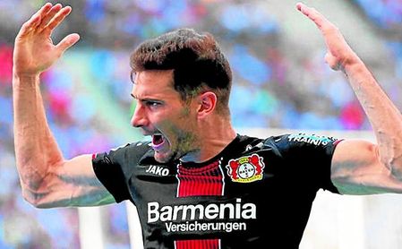 Lucas Alario celebra uno de los tres tantos que le endosó ayer al Hertha. Lucas Alario celebra uno de los tres tantos que le endosó ayer al Hertha.