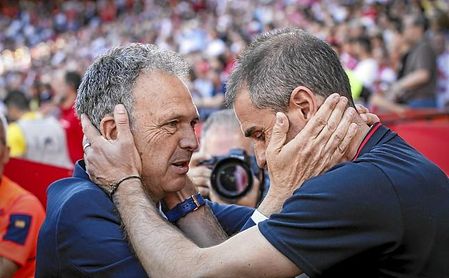 Caparrós y Garitano, dos de los buenos relevos en los banquillos de Primera. Caparrós y Garitano, dos de los buenos relevos en los banquillos de Primera.