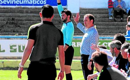 Manolo Zúñiga (derecha), entrenador del Coria, durante el encuentro. Manolo Zúñiga (derecha), entrenador del Coria, durante el encuentro.