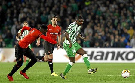Ben Arfa persigue a Carvalho, durante el Betis-Rennes de la Europa League. Ben Arfa persigue a Carvalho, durante el Betis-Rennes de la Europa League.