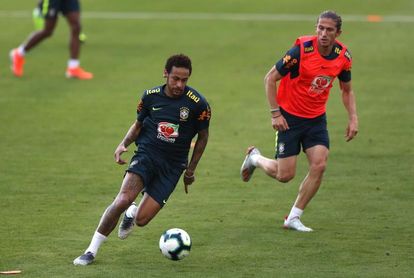 Neymar muestra ganas y alegría en su primer entrenamiento con Brasil Neymar muestra ganas y alegría en su primer entrenamiento con Brasil