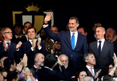 Un sector de la afición del FC Barcelona pita el himno; la del Valencia aplaude Un sector de la afición del FC Barcelona pita el himno; la del Valencia aplaude