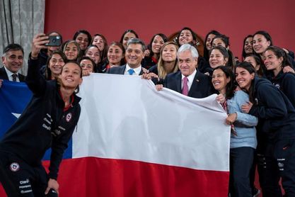 La selección femenina de fútbol se despide de Piñera antes de partir a Francia La selección femenina de fútbol se despide de Piñera antes de partir a Francia