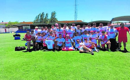 La plantilla del Antoniano celebró en el césped del Casas Blancas los éxitos sellados en Peñarroya. La plantilla del Antoniano celebró en el césped del Casas Blancas los éxitos sellados en Peñarroya.