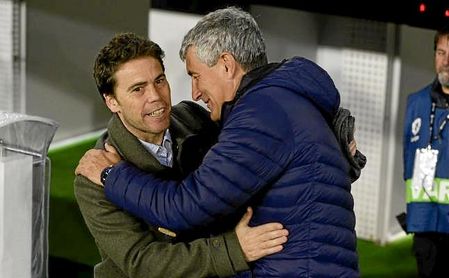 Rubi y Setién se saludan antes del partido de vuelta de los cuartos de final de la Copa del Rey. Rubi y Setién se saludan antes del partido de vuelta de los cuartos de final de la Copa del Rey.