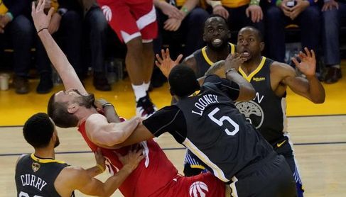92-105. Leonard e Ibaka silencian a los Warriors y los Raptors acarician el título 92-105. Leonard e Ibaka silencian a los Warriors y los Raptors acarician el título