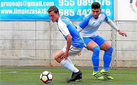 El delantero del Castilleja Pablo controla el balón ante la presión del alcalareño Mario. El delantero del Castilleja Pablo controla el balón ante la presión del alcalareño Mario.