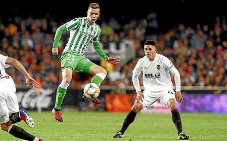 Lo Celso controla un balón en un partido ante el Valencia. Lo Celso controla un balón en un partido ante el Valencia.