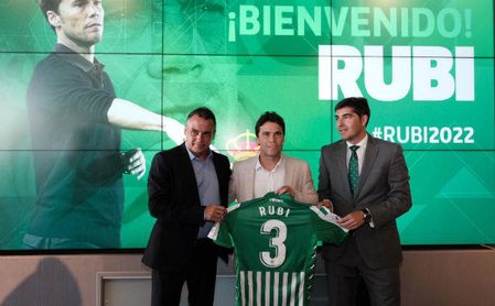 Rubi, en su presentación con el Betis Rubi, en su presentación con el Betis