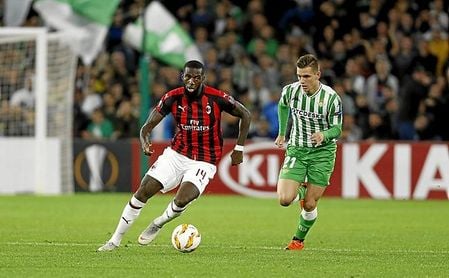 Lo Celso persigue a Bakayoko, durante el Betis-Milan de Europa League. Lo Celso persigue a Bakayoko, durante el Betis-Milan de Europa League.