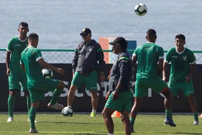 Bolivia repite con el once del debut y Perú cambia a Gonzales por Flores Bolivia repite con el once del debut y Perú cambia a Gonzales por Flores