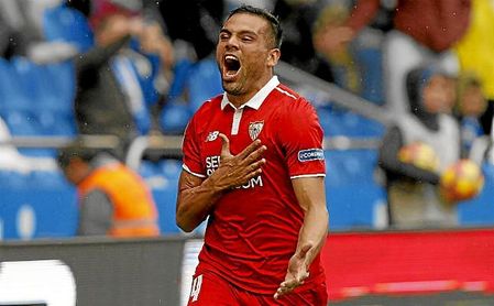 Mercado celebra un gol con el Sevilla en Riazor. Mercado celebra un gol con el Sevilla en Riazor.
