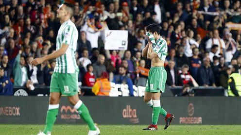 Mandi, tras caer eliminado en Copa ante el Valencia en Mestalla. Mandi, tras caer eliminado en Copa ante el Valencia en Mestalla.