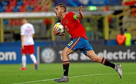 Ceballos celebra uno de los goles con España sub 21 en la goleada a Polonia. Ceballos celebra uno de los goles con España sub 21 en la goleada a Polonia.