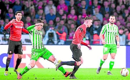 Benjamin Bourigeaud se marcha de un Giovani Lo Celso al que podría sustituir en Heliópolis. Benjamin Bourigeaud se marcha de un Giovani Lo Celso al que podría sustituir en Heliópolis.