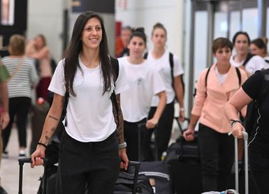 La selección femenina recibida con aplausos por un centenar de aficionados La selección femenina recibida con aplausos por un centenar de aficionados