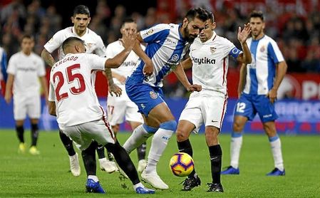 Borja Iglesias intenta zafarse de Mercado y Navas en el Sevilla-Espanyol. Borja Iglesias intenta zafarse de Mercado y Navas en el Sevilla-Espanyol.