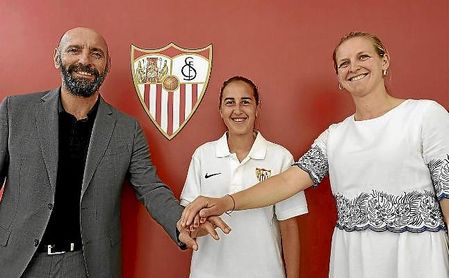 Monchi, junto a Virgy García tras firmar con el Sevilla FC Femenino. Monchi, junto a Virgy García tras firmar con el Sevilla FC Femenino.