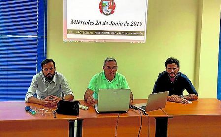 Perales, Paco Alba y Capi, en la asamblea del Gerena celebrada la semana pasada. Perales, Paco Alba y Capi, en la asamblea del Gerena celebrada la semana pasada.
