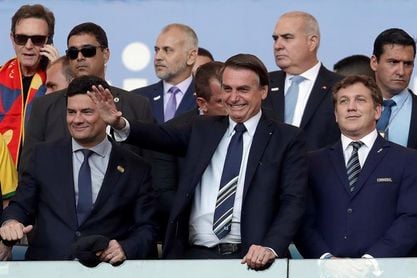 Bolsonaro entre aplausos y abucheos en la ceremonia de premiación a Brasil Bolsonaro entre aplausos y abucheos en la ceremonia de premiación a Brasil