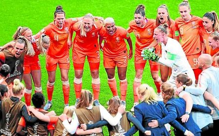 La bética Merel van Dongen, con el dorsal 4, celebra con sus compañeras el subcampeonato del mundo. La bética Merel van Dongen, con el dorsal 4, celebra con sus compañeras el subcampeonato del mundo.