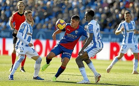 'Cucho' Hernández intenta zafarse de dos rivales del Leganés. 'Cucho' Hernández intenta zafarse de dos rivales del Leganés.