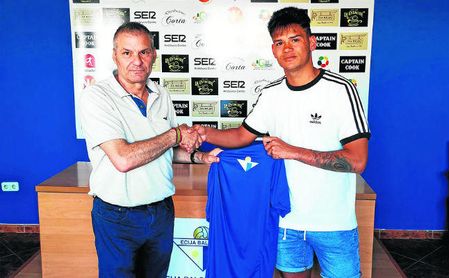 David España se convierte en el primer refuerzo del Écija Balompié para el curso venidero. David España se convierte en el primer refuerzo del Écija Balompié para el curso venidero.