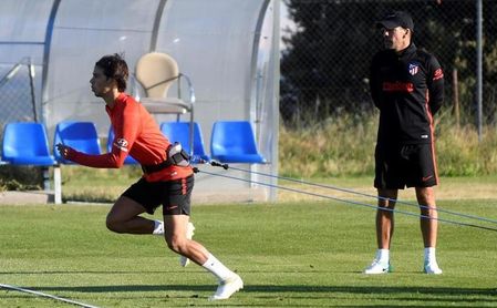 Simeone prosigue con la táctica, del 4-3-3 al 4-4-2 Simeone prosigue con la táctica, del 4-3-3 al 4-4-2