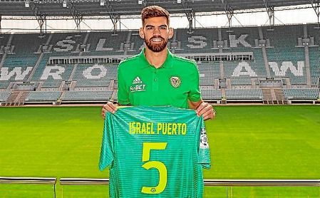 Israel Puerto, en la presentación oficial como nuevo jugador del Slask Wroclaw. Israel Puerto, en la presentación oficial como nuevo jugador del Slask Wroclaw.