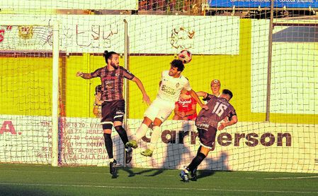 Marrufo salta de cabeza en un acción del Utrera-Antequera de 'play off'. Marrufo salta de cabeza en un acción del Utrera-Antequera de 'play off'.