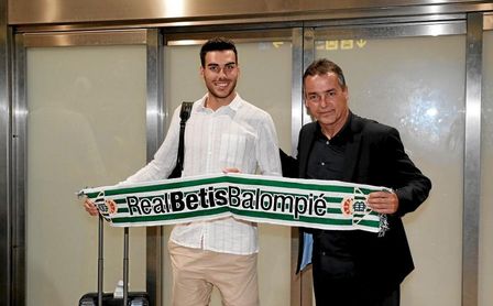 Dani Martín, a su llegada al aeropuerto de Sevilla para firmar por el Betis. Dani Martín, a su llegada al aeropuerto de Sevilla para firmar por el Betis.