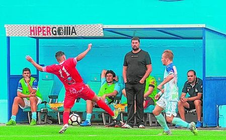 Diego Tristán, entrenador del Algabeño, observa la evolución de un encuentro. Diego Tristán, entrenador del Algabeño, observa la evolución de un encuentro.