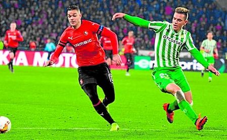 Ben Arfa (32), tras salir del Rennes, continúa libre. Ben Arfa (32), tras salir del Rennes, continúa libre.