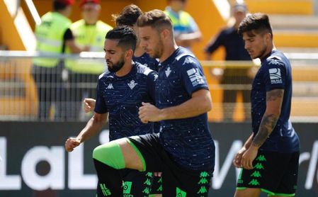 Joaquín, junto a Boudebouz, calentando antes del partido. Joaquín, junto a Boudebouz, calentando antes del partido.