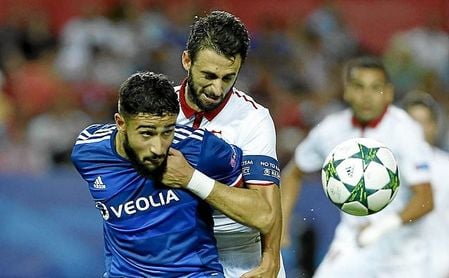 Fekir pugna con Pareja, en un Sevilla-Lyon de Champions. Fekir pugna con Pareja, en un Sevilla-Lyon de Champions.