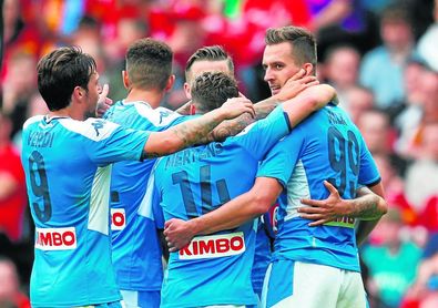 Arkadiusz Milik (a la derecha) empieza a mirar de reojo su futuro, después de que el Nápoles, con hechos y con palabras, le esté mostrando la puerta de salida. Arkadiusz Milik (a la derecha) empieza a mirar de reojo su futuro, después de que el Nápoles, con hechos y con palabras, le esté mostrando la puerta de salida.