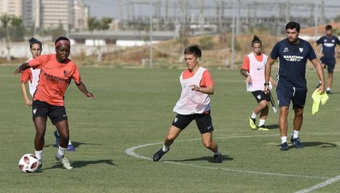 El Sevilla continúa con los entrenamientos a tan sólo unos días de los primeros encuentros. El Sevilla continúa con los entrenamientos a tan sólo unos días de los primeros encuentros.