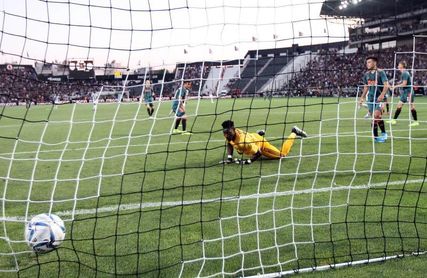 El Ajax de Van de Beek resiste en el infierno de Salónica El Ajax de Van de Beek resiste en el infierno de Salónica