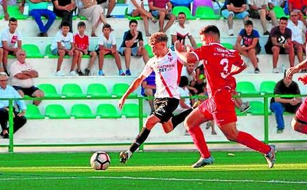 Simo busca el centro durante el último amistoso de los franjirrojos ante el Antoniano. Simo busca el centro durante el último amistoso de los franjirrojos ante el Antoniano.
