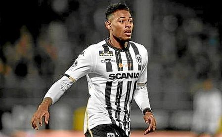 Jeff-Reine Adelaïde, en un partido con el Angers. Jeff-Reine Adelaïde, en un partido con el Angers.