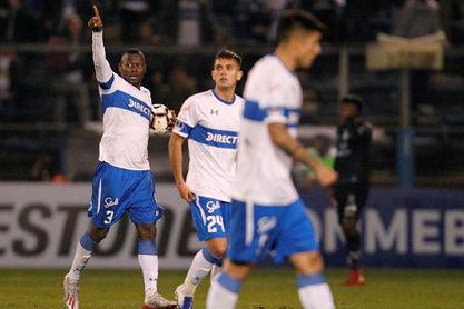 La Católica amplia su ventaja en el torneo de fútbol en Chile, tras la derrota de Colo Colo La Católica amplia su ventaja en el torneo de fútbol en Chile, tras la derrota de Colo Colo