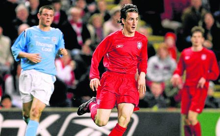 Miki Roqué, durante un encuentro con el equipo reserva del Liverpool, camiseta que defendió durante cuatro años. Miki Roqué, durante un encuentro con el equipo reserva del Liverpool, camiseta que defendió durante cuatro años.